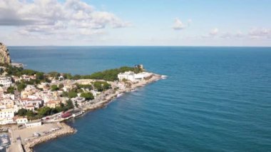 İtalya, Palermo 'daki Mondello Plajı. İHA 'dan hava görüntüsü.