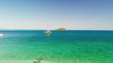 Whitsunday Adaları Parkı, Queensland, Avustralya. İnsansız hava aracından güzel deniz manzarası.