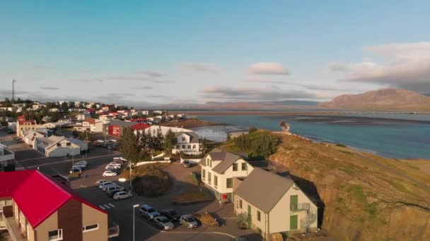 Panoramisch Uitzicht Stad Borgarnes Het Zuidwesten Van Ijsland Vanuit Een — Stockvideo