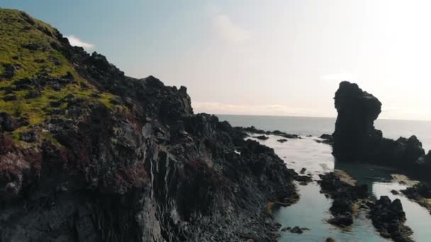 Híres Reynisdrangar Kőképződmények Fekete Reynisfjara Parton Partján Atlanti Óceán Közelében — Stock videók