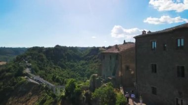 İtalya, Civita di Bagnoregio 'nun yaz mevsiminde muhteşem hava manzarası. Burası ünlü bir ortaçağ İtalyan kasabası..
