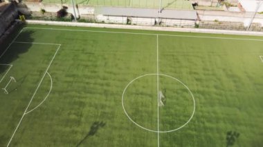 Futbol sahasının yukarıdan görünüşü. Spor konsepti, açık hava aktivitesi ve spor konsepti.