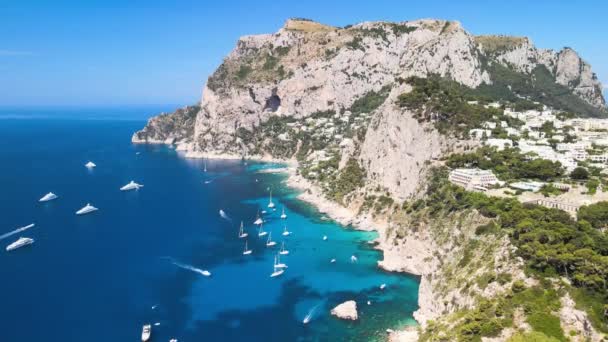 Fantastisk Antenn Utsikt Över Capri Island Kusten Sommarsäsongen Italien Drone — Stockvideo