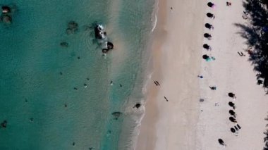 Renkli tropikal plajın yukarıdan görünüşü.