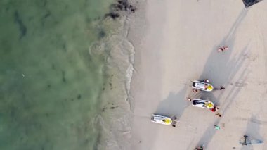 Turistlerle dolu güzel tropikal plajın aşağı doğru inanılmaz manzarası..