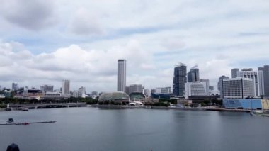 SINGAPORE - JANUARY 2ND, 2020: Marina Körfezi bölgesi ve yüksek gökdelenleri ile şehir silüeti.