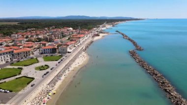 Marina di Pisa sahil şeridi, Toskana 'nın inanılmaz hava manzarası. İtalyan kıyıları havadan