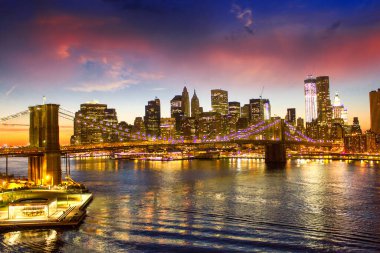 Brooklyn Köprüsü ve Manhattan, East River, New York 'ta gün batımında