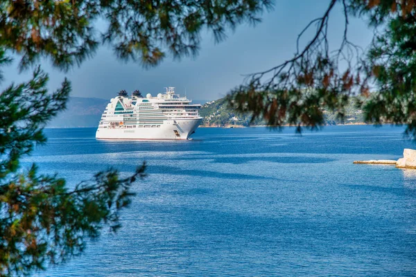 Cruise Ship Approaching Island Port Holiday Concept — Stockfoto