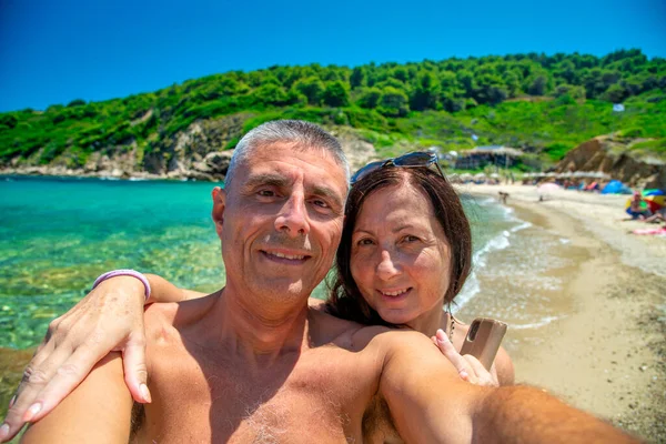 Happy Couple Taking Selfies While Holiday Beautiful Beach — Stockfoto