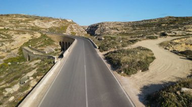 Ada dağları boyunca yol, insansız hava aracı bakış açısı.