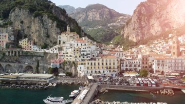 AMALFI, ITALY - 28 Haziran 2021: Amalfi kıyı şeridinin panoramik hava görüntüsü