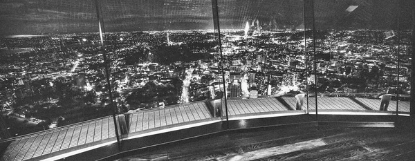 Nocny Widok Miasto Góry Wysokiej Wieży Światła Miasta Przez Okulary — Zdjęcie stockowe