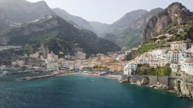 Campania, İtalya 'daki hareketli bir İHA' dan Amalfi kıyı şeridine panoramik hava görüntüsü