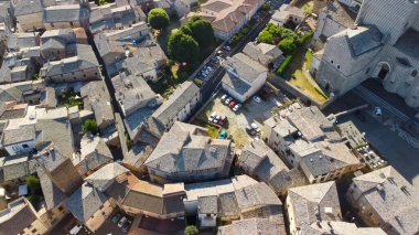 Orvieto, orta İtalya 'nın ortaçağ kasabası. İnsansız hava aracından inanılmaz hava görüntüsü