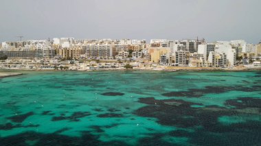Bugibba, Malta 'daki Salina Körfezi' nin havadan görüntüsü..