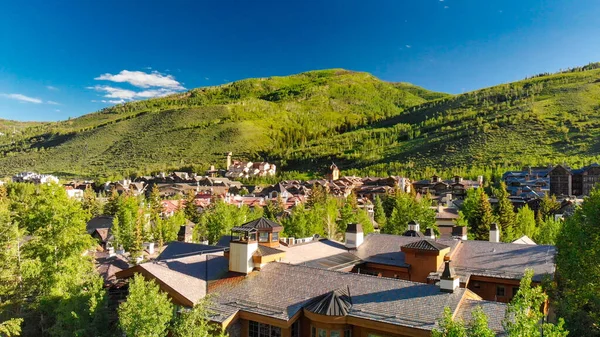 Colorado 'daki Vail kasabasının havadan görünüşü, yaz mevsimi.