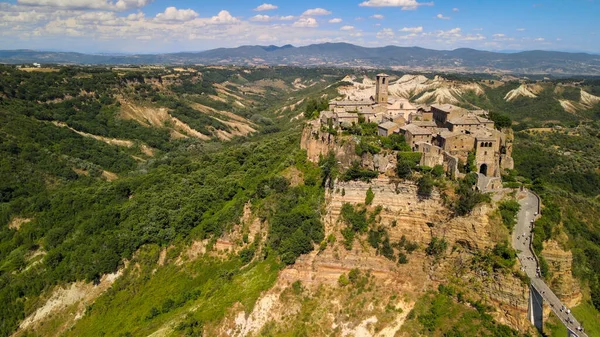 中世の都市 イタリア周辺の飛行無人機からのシヴィタ バグノレッジョのパノラマの空中ビュー — ストック写真