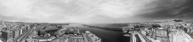 Günbatımında Napoli Limanı, İHA bakış açısından panoramik hava manzarası, İtalya