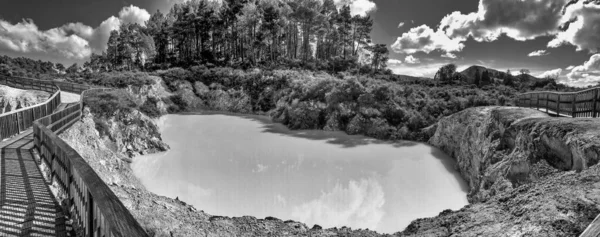 Waiotapu Thermal Track Prachtige Kleuren Onder Een Blauwe Hemel Panoramisch — Stockfoto