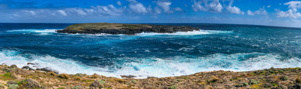 Мыс Дю Куедик, остров Кенгуру. Панорамный вид на острова Касуарина в солнечный день.