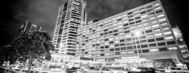 Auckland, Yeni Zelanda - 26 Ağustos 2018: Limandaki şehir caddelerinin gece manzarası.