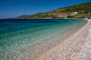 Yunanistan 'ın Alonissos kentindeki Agios Dimitrios Sahili' nin berrak deniz suyu.
