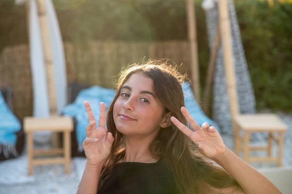 Usmívající Mladá Dívka Relaxaci Pláži Letní Sezóně — Stock fotografie
