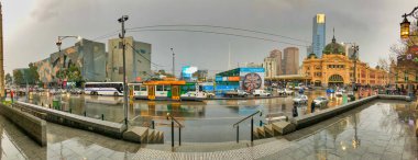 Melbourne, Avustralya - 6 Eylül 2018: Melbourne 'un Yarra Nehri boyunca gökyüzü manzarası.