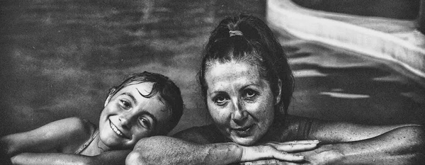 Junges Mädchen Genießt Mit Ihrer Mutter Ein Neuseeländisches Outdoor Spa — Stockfoto