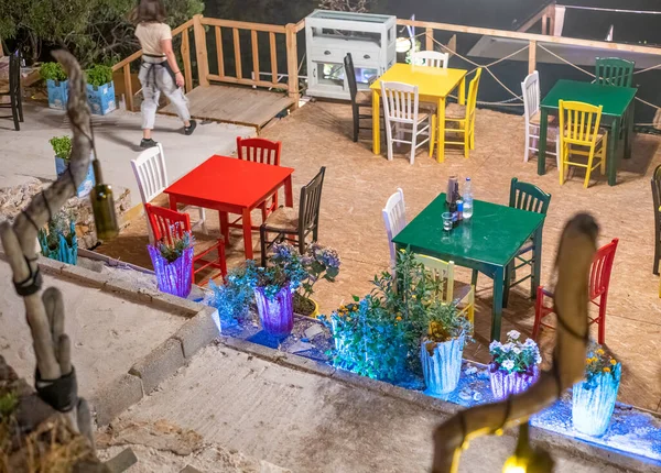 Geceleri Masa Renkli Masalar Tahta Sandalyeler — Stok fotoğraf
