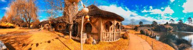 Hobbiton, Yeni Zelanda. Hobbiton Köyü 'nün panoramik hava manzarası. Hobbitlerin deliklerinde yaşadığı yer..