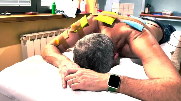 专业理疗师应用于二头肌和双肩的带电极的肌肉刺激器 — 图库照片