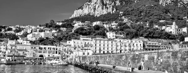 Capri Olaszország 2021 Június Turisták Éttermek Capri Kis Kikötőjében — Stock Fotó