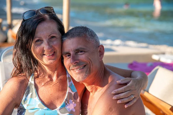 Família Feliz Descansando Praia Verão Casal Feliz Juntos Cadeira Praia — Fotografia de Stock