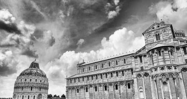Pisa Baptisterium Kathedraal Mirecles Plein Met Dramatische Hemel — Stockfoto