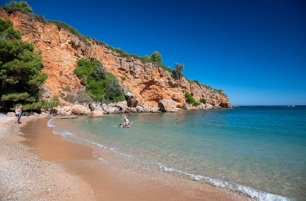 Alonisos Grecia Julio 2022 Los Turistas Disfrutan Playa Kokinokastro Hermoso —  Fotos de Stock