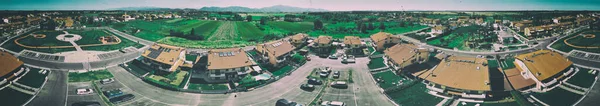 Vista Aérea Panorâmica Bela Aldeia Através Campo — Fotografia de Stock