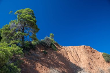 Kokinokastro Plajı ve kırmızı kayalar güzel bir yaz gününde, Alonissos - Yunanistan.