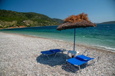 Yunanistan 'ın Alonissos kentindeki Agios Dimitrios Sahili' nin berrak deniz suyu.