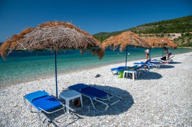 Anne ve kızı güzel bir yaz günü Yunanistan 'ın Alonissos kentinde Agios Dimitrios plajının keyfini çıkarıyorlar..