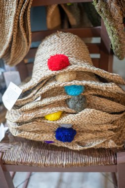 Geceleri renkli detaylara sahip hasır şapkalar.