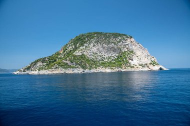 Yaz mevsiminde Yunan Adaları arasında yelken açmak.