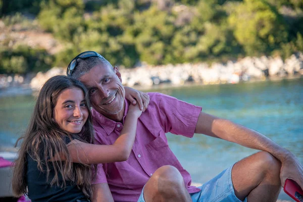 Щаслива Сім Відпочиває Пляжі Влітку Батько Дочка Разом Пляжі Стілець — стокове фото