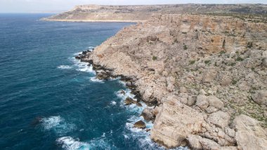 Malta Mellieha 'daki Anchor Körfezi' nin havadan görüntüsü.