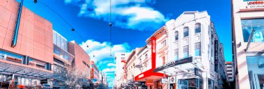 Glenelg, Avustralya - 16 Eylül 2018: Dükkanları olan ana şehir caddesinin panoramik manzarası.