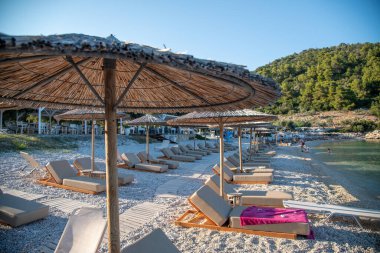 Leftos Gialos Plajı güneşli bir günde, Alonissos, Yunanistan.