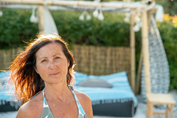 Smiling Woman Relaxing Beach Summer Season — Stockfoto