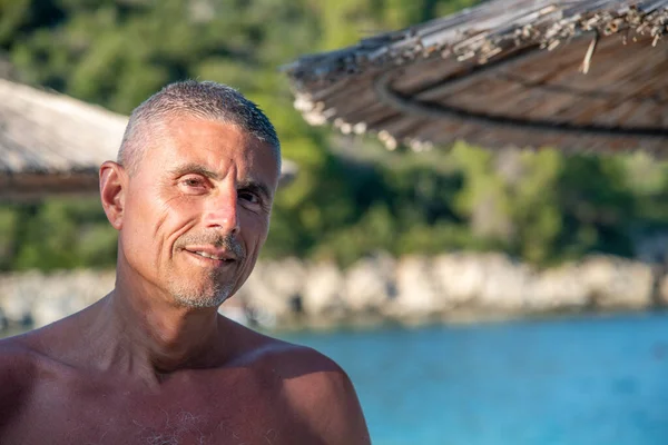 Lachende Man Ontspannen Het Strand Het Zomerseizoen Stro Strand Paraplu — Stockfoto