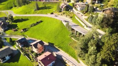 Yaz mevsiminde güzel Heiligenblut Alpin kasabasının hava manzarası, Grossglockner, Avusturya.